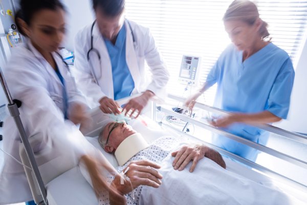 Behandlungspflicht im Notfall, Ärzte mit dem Patienten